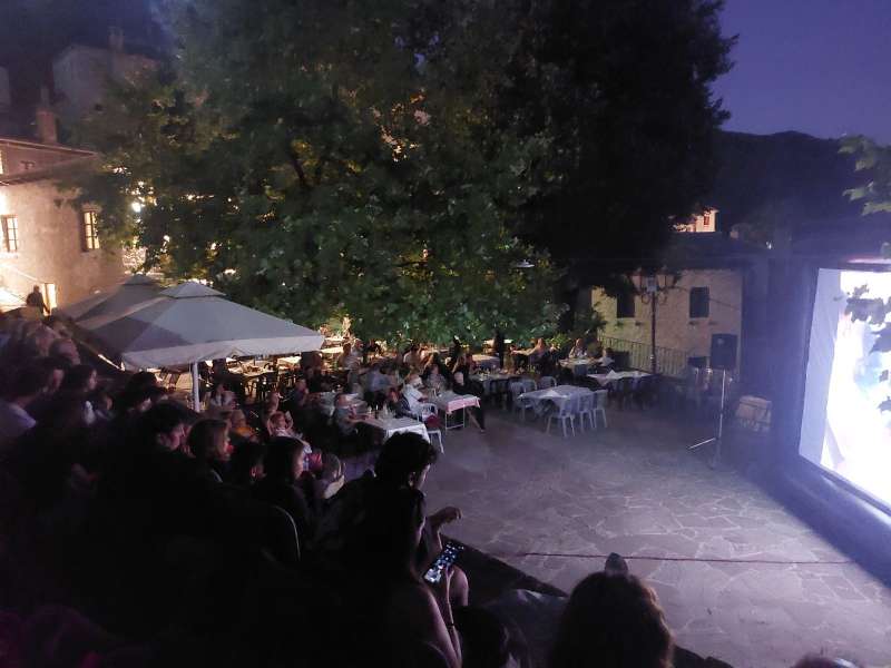 Θερινό σινεμά κάτω από την πανσέληνο στο Συρράκο