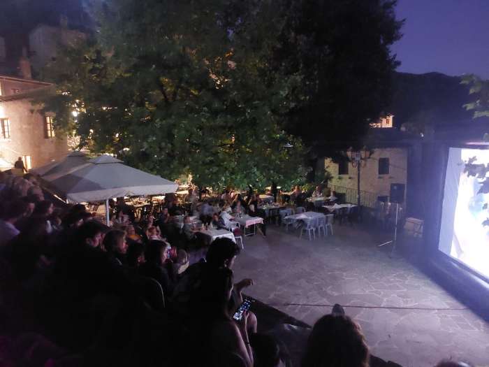 Θερινό σινεμά κάτω από την πανσέληνο στο Συρράκο